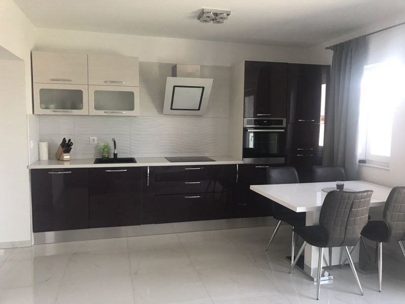 NOVALJA, NA PREDAJ ŠTVORPOSCHODOVÝ DOM S 5 APARTMÁNMI, BAZÉN, LOKALITA, KOMPLETNE NOVO ZARIADENÝ - 21