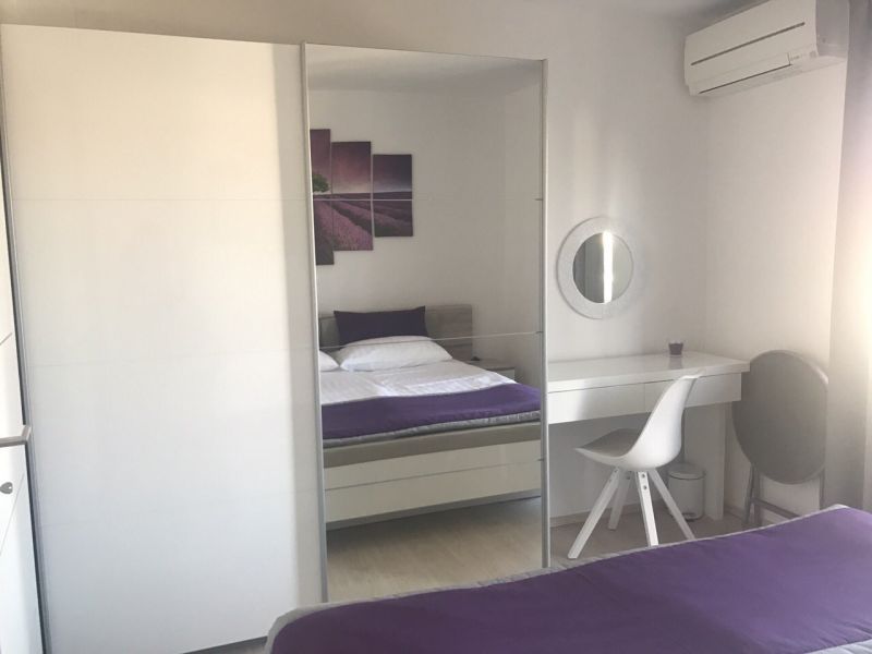 NOVALJA, NA PREDAJ ŠTVORPOSCHODOVÝ DOM S 5 APARTMÁNMI, BAZÉN, LOKALITA, KOMPLETNE NOVO ZARIADENÝ - 20