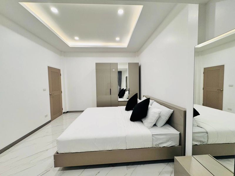 Moderná 5 izbová vila s bazénom v Thajsku-Pattaya - 9