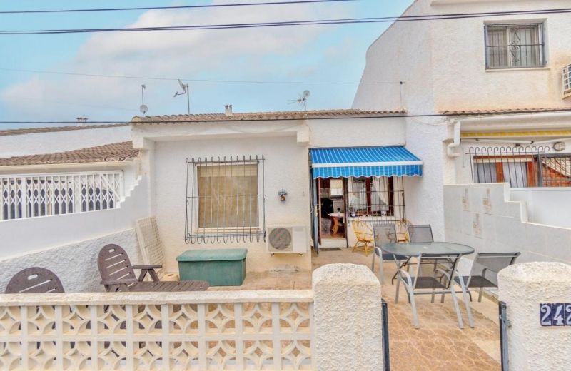 Dom 3+kk s terasou a bezénom Torrevieja-La Mata, Španielsko - 19