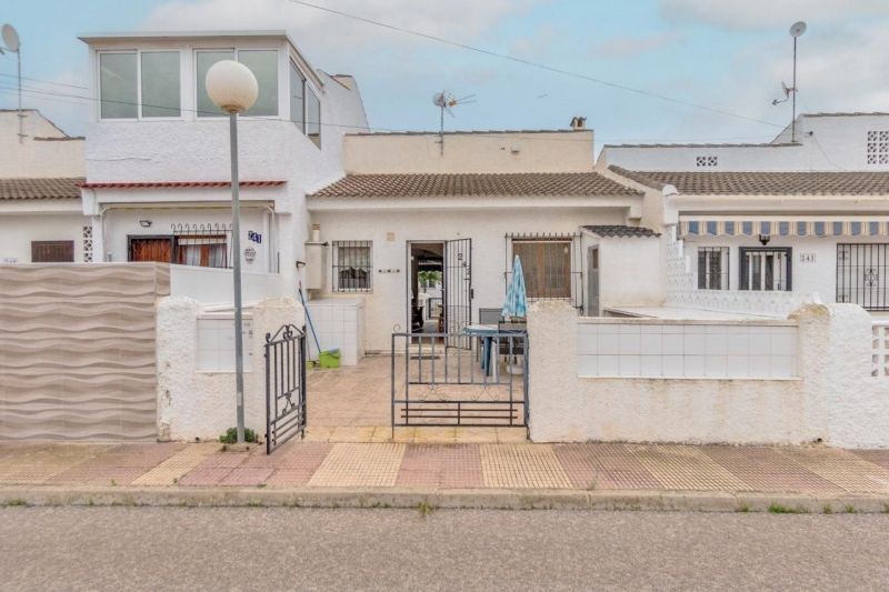 Dom 3+kk s terasou a bezénom Torrevieja-La Mata, Španielsko - 23