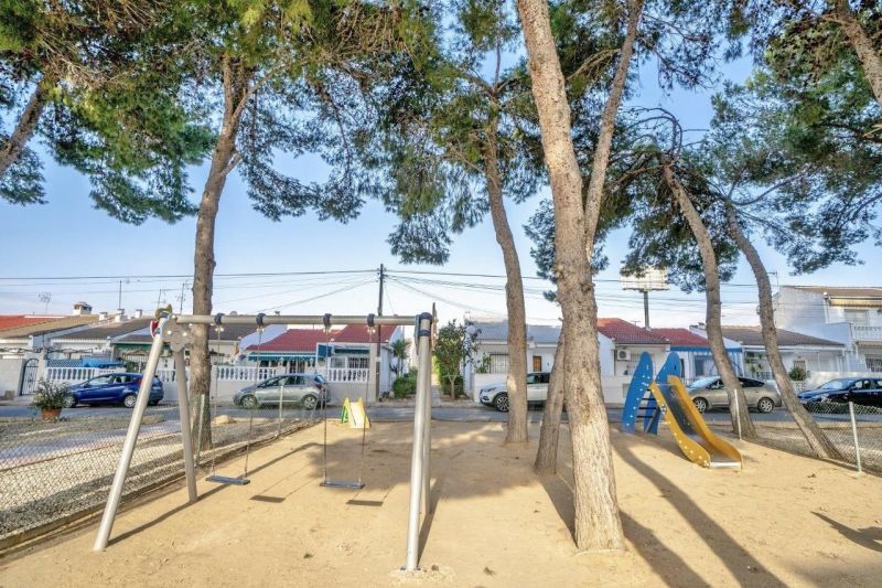 Dom 3+kk s terasou a bezénom Torrevieja-La Mata, Španielsko - 18