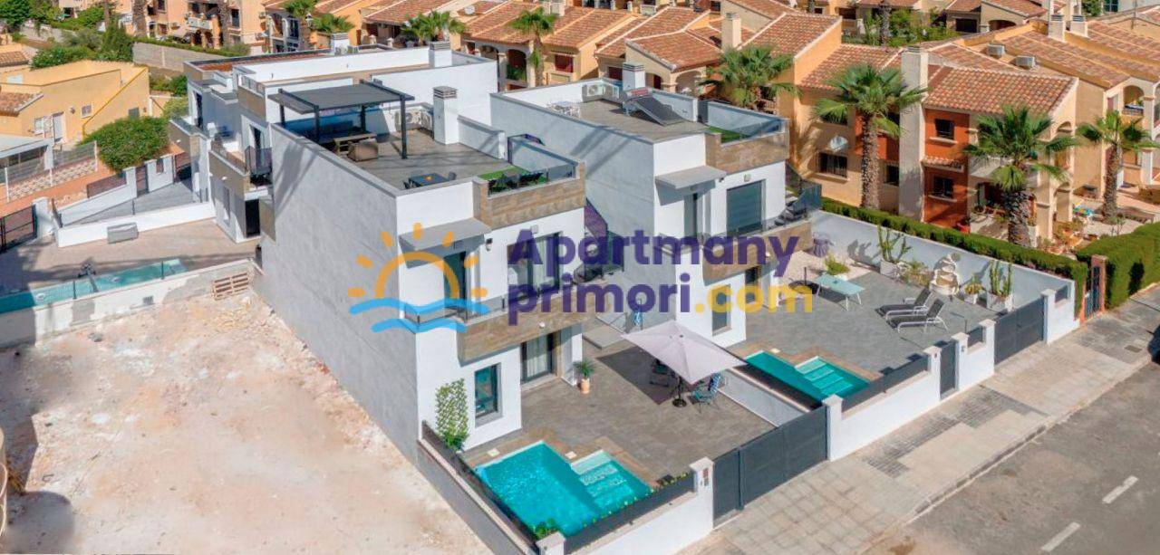 Modrený 2 podlažný dom 4+kk s bazénom, Torrevieja-Španielsko